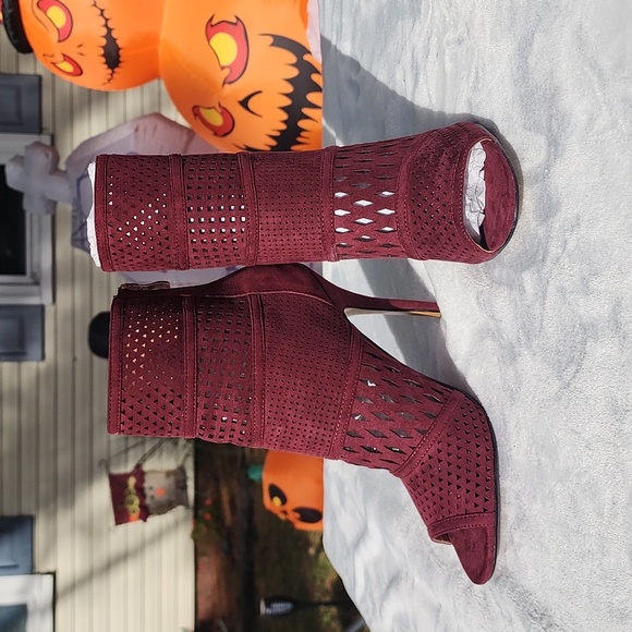 Heels - Picture 1 of 4